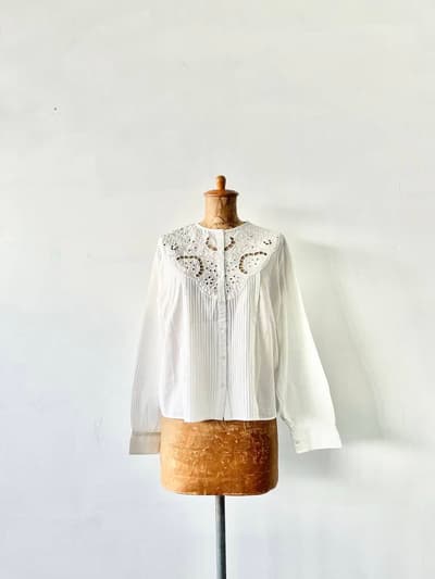 【美品】quatre saison　刺繍ギャザーカディブラウス　白　綿  画像1
