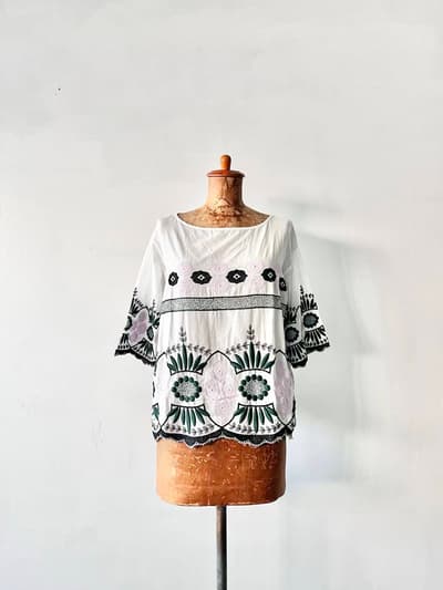 【美品】bulle de savon　ローンスカラップお花刺繍半袖ブラウス　サイズF 画像1
