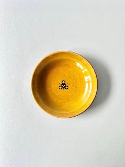 【民藝】湯町窯　布志名焼　中皿　花紋濃茶　黄釉　15㎝　スリップウエア 画像1