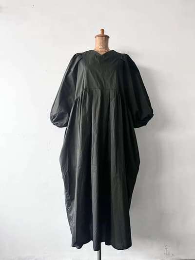 【未使用】UNIVERSAL TISSU　ナチュラルタイプライターVネックギャザーワンピース　黒 画像1