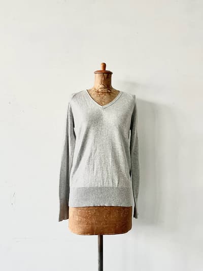 three dots　ニットVネックトップス　グレー　サイズS 画像1
