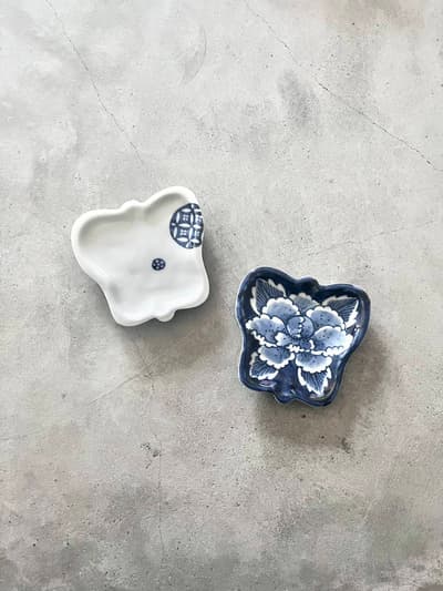 【美品】九谷焼　豆皿　2枚セット　染付丸紋　軍配　染付牡丹 画像1