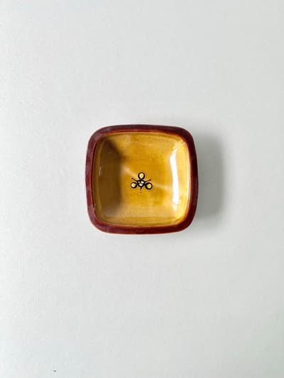 【民藝】湯町窯　布志名焼　角小皿　花紋濃茶　黄釉　12㎝　スリップウエア 画像1