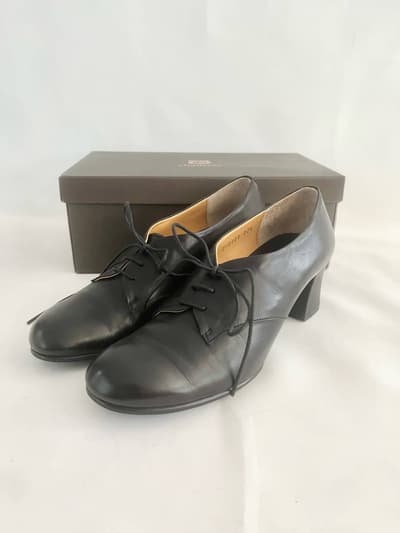 【美品】chausser　プレーントゥレースアップパンプス　黒　22.5㎝ 画像1