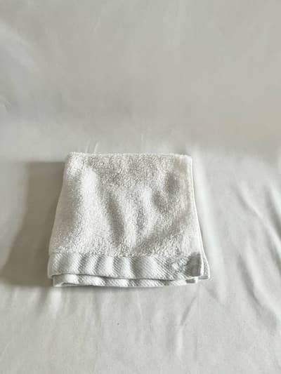 【美品】mina perhonen　ハンドタオル　32×32　白 画像1