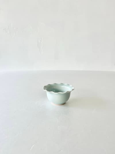 【美品】黒木泰等　青白磁ひらひら豆鉢 画像1