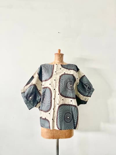 【美品】MANANI　アフリカンプリント柄トップス　プルオーバー　　フリーサイズ 画像1
