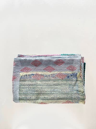 【美品】インド　ヴィンテージ　ラリーキルト　カンタ刺繍　ライトブルー　グリーン　イエロー　ダイヤ柄185・125 画像1