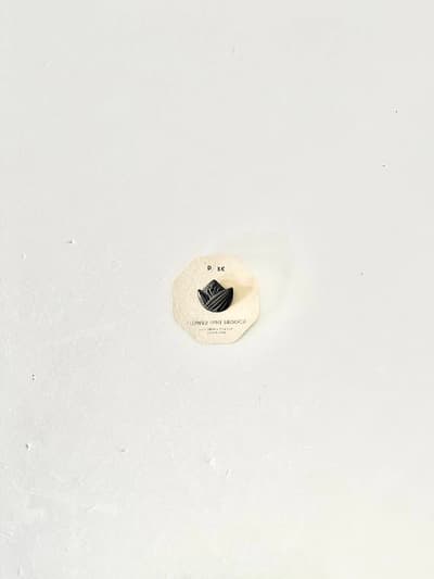 【未使用】BIRD'SWORDS　FLOWER MINI BROOCH  お花　ブローチ　陶器 画像1