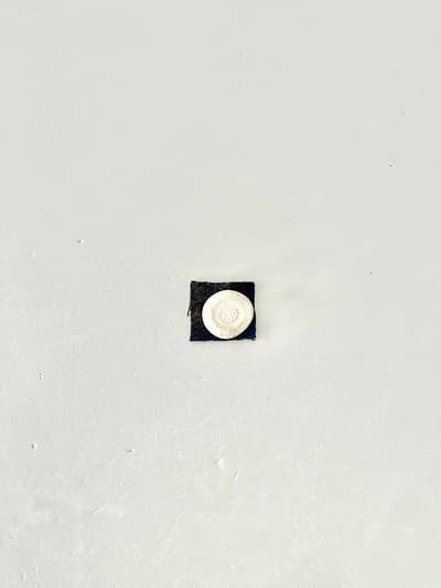 【美品】BIRD'SWORDS　FLOWER TILE BROOCH  白　お花　ブローチ　陶器 画像1