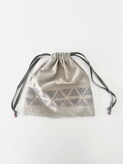 【新品】NUL　手刺繍巾着ポーチ　ミラーワーク　三角模様 画像1