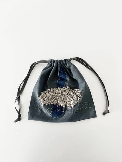 【新品】NUL　手刺繍巾着ポーチ　ブルー　ファー付き 画像1