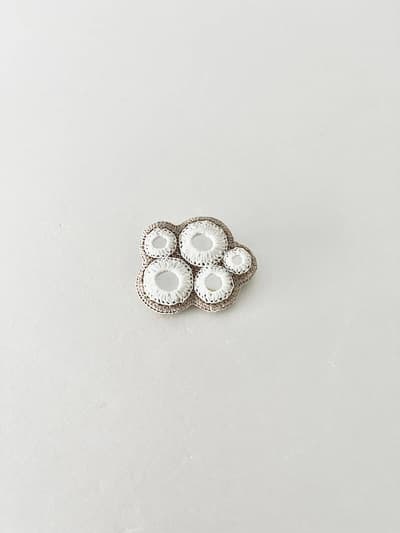 【新品】NUL　手刺繍ブローチ　ミラーワーク　ホワイトゴールド 画像1