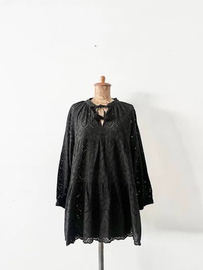 【美品】2023SS　JOURNAL STANDARD relume　コットンカットワーク刺繍ティアードブラウス　黒 画像1
