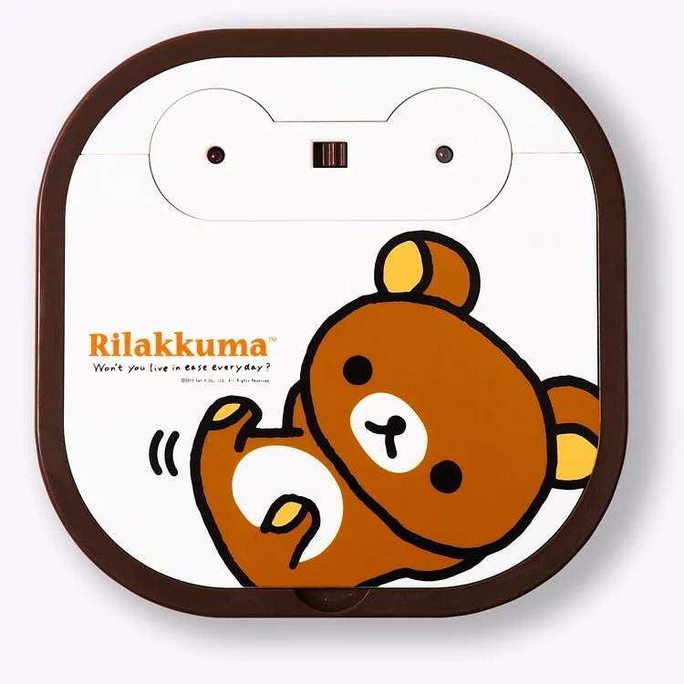 <img src="https://shoplineimg.com/62537f1744a1c500409d312b/62c68eb9f295e30029aeb73" alt="台灣松騰製造的世界最小掃地機器人上面有一隻棕色熊Rillakuma">