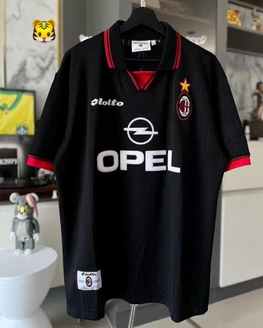 Another view of AC MILAN RETROS