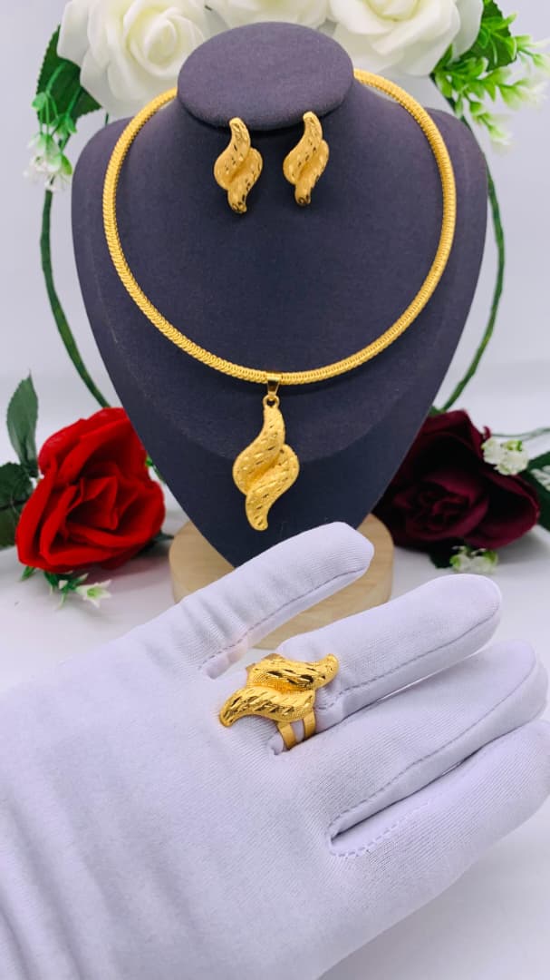 Another view of Dubai gold set