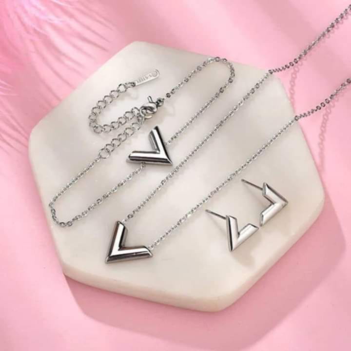Another view of V-shaped jewelry set n