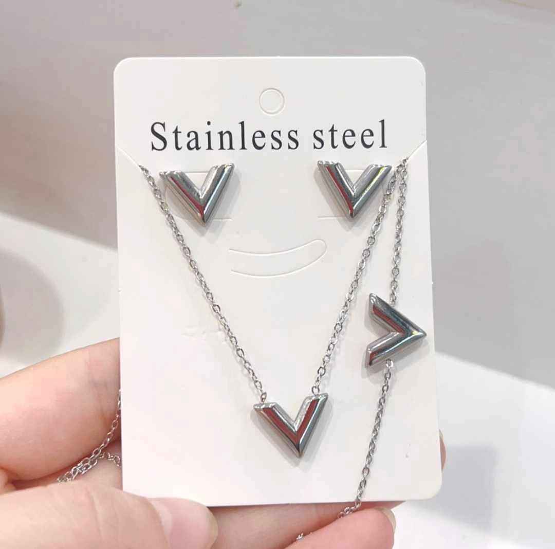 Another view of V-shaped jewelry set n