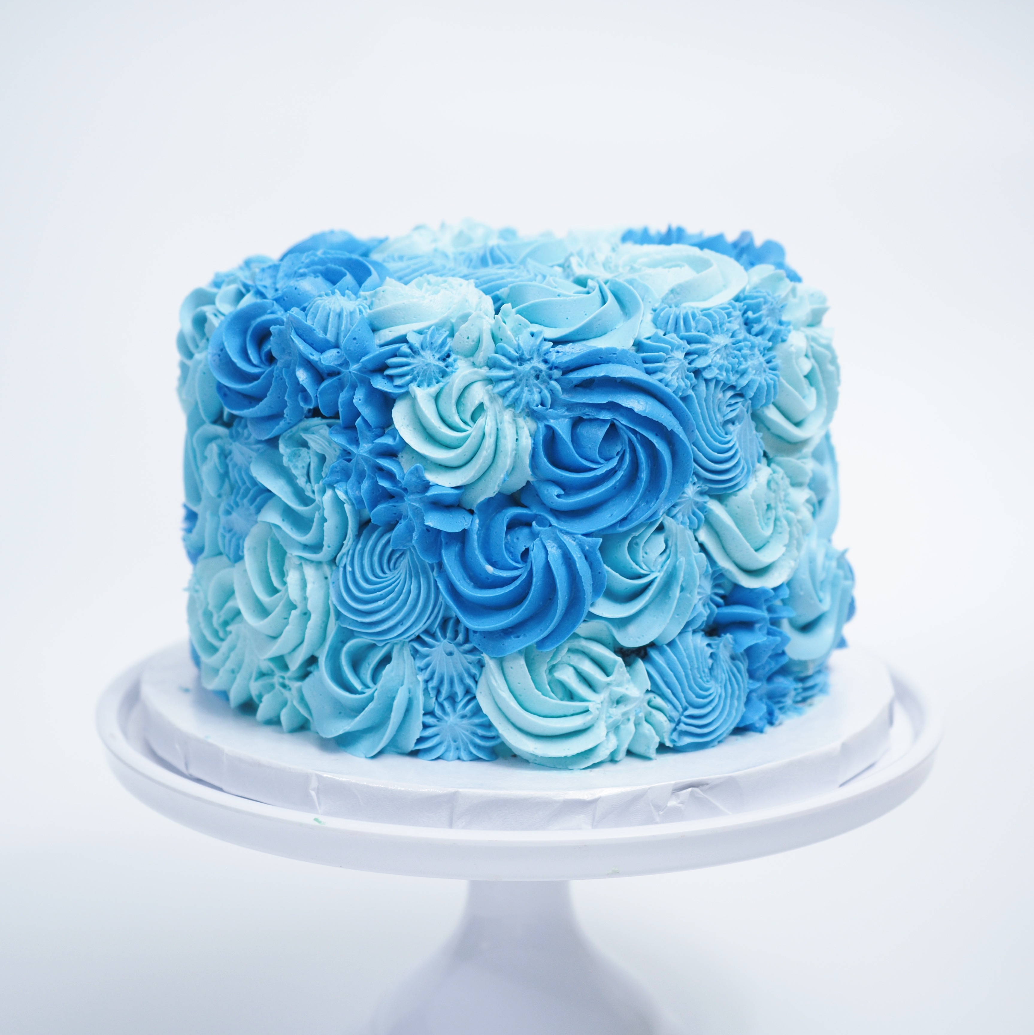Blue cake wit intricate piped buttercream
