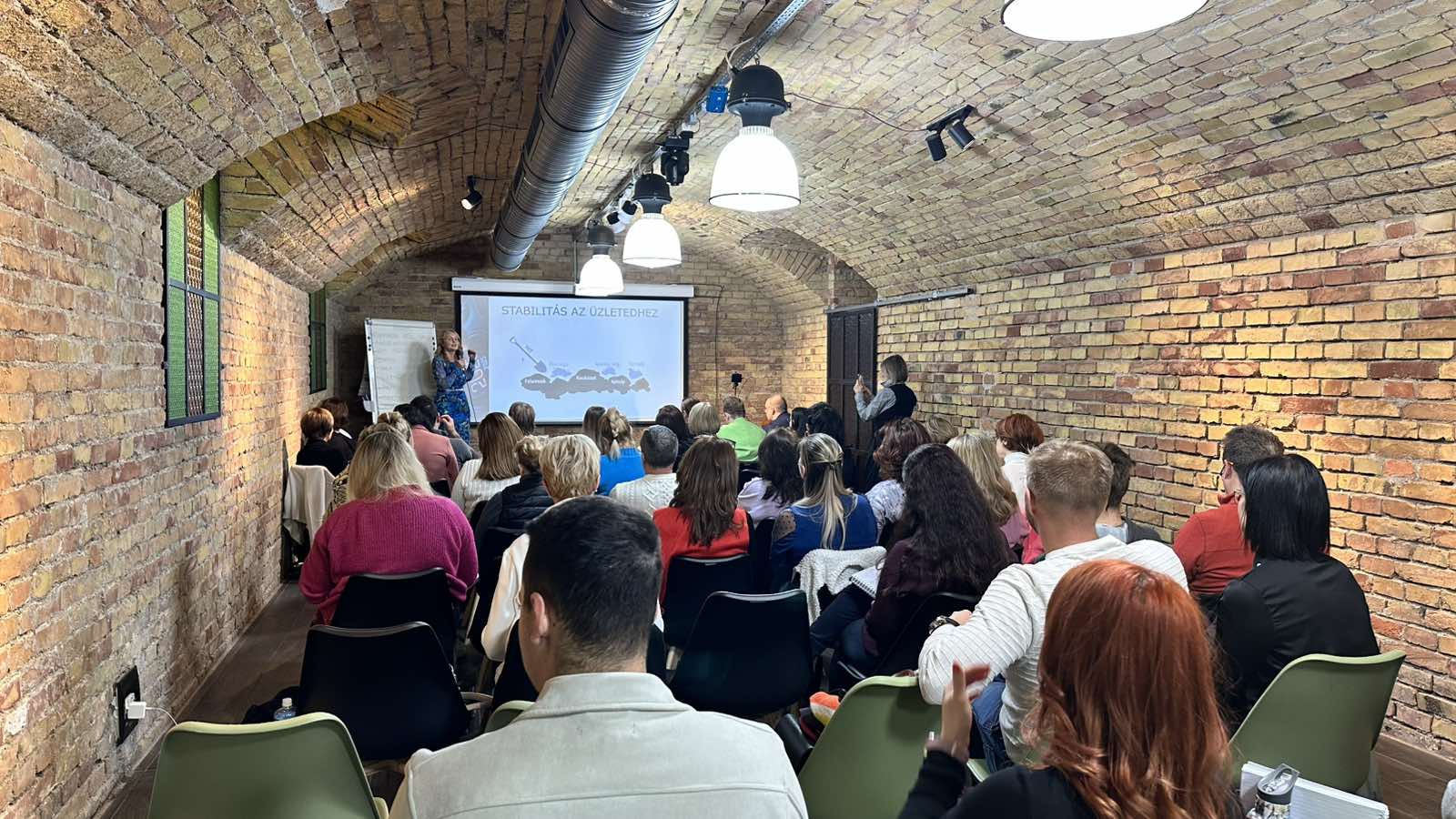 Loft rendezvényterem rugalmas elrendezés