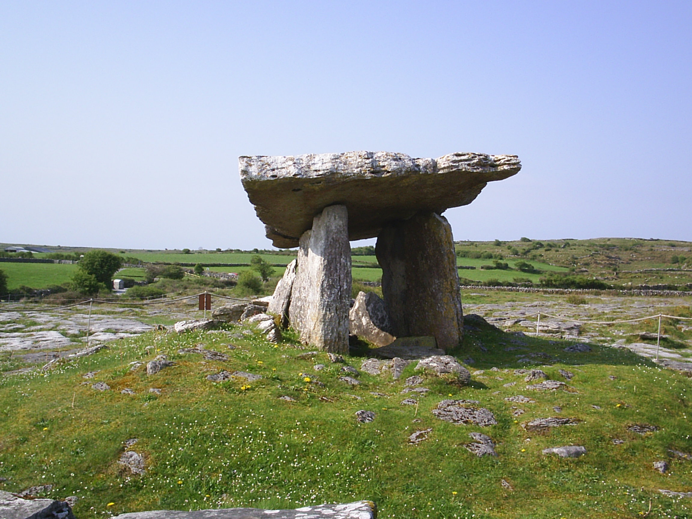 poulnabrone-dolmen