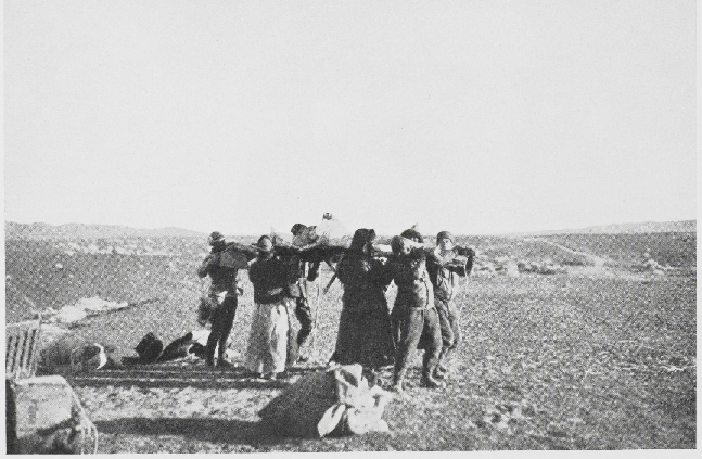 hedin-transportado-en-camilla