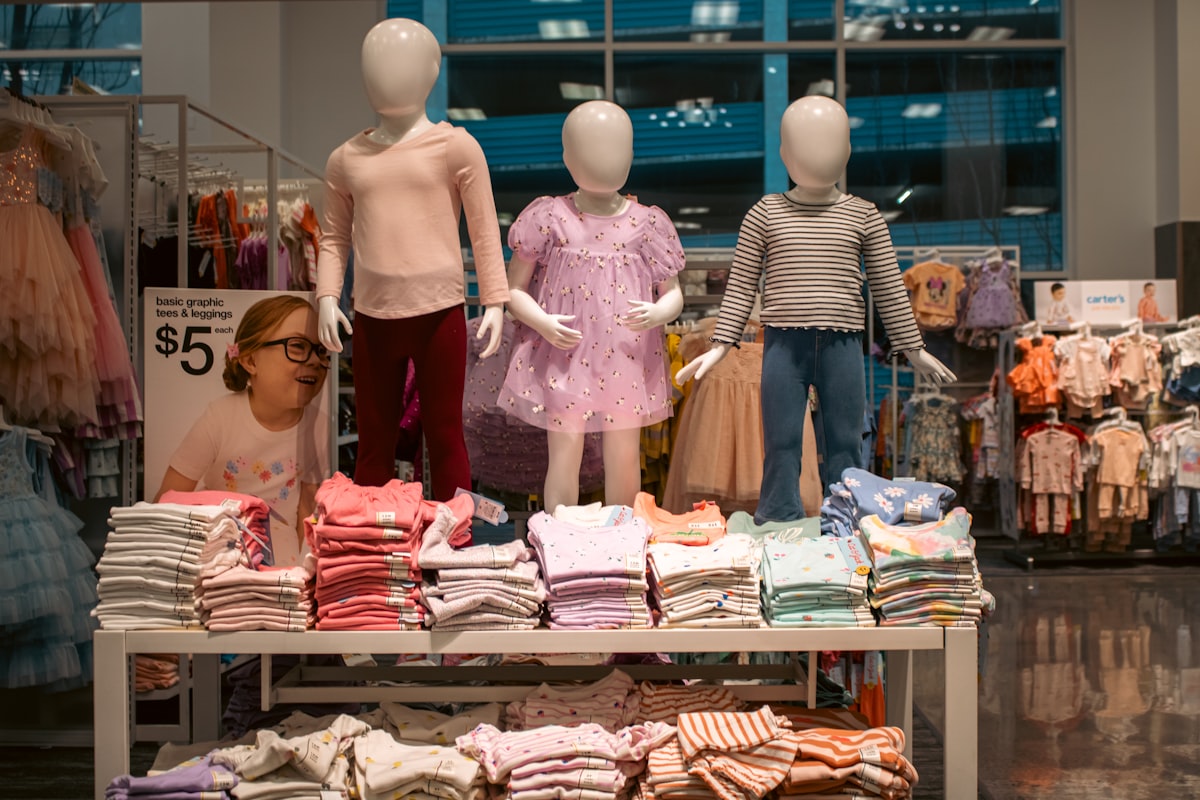 Ropa infantil en tienda