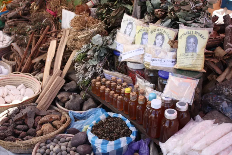 L'impact des remèdes à base de plantes non vérifiés en Afrique de l'Ouest