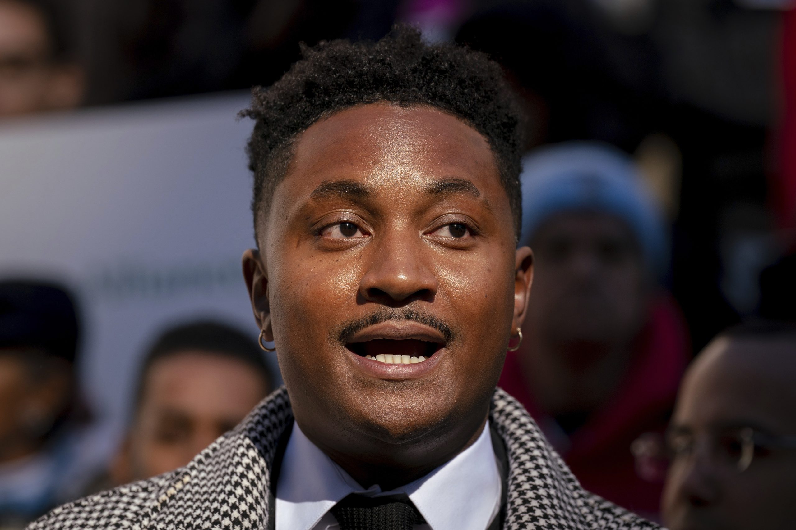 Yon konsèyè municipal ayisyen-ameriken libere apre yon arete pandan yon manifestasyon