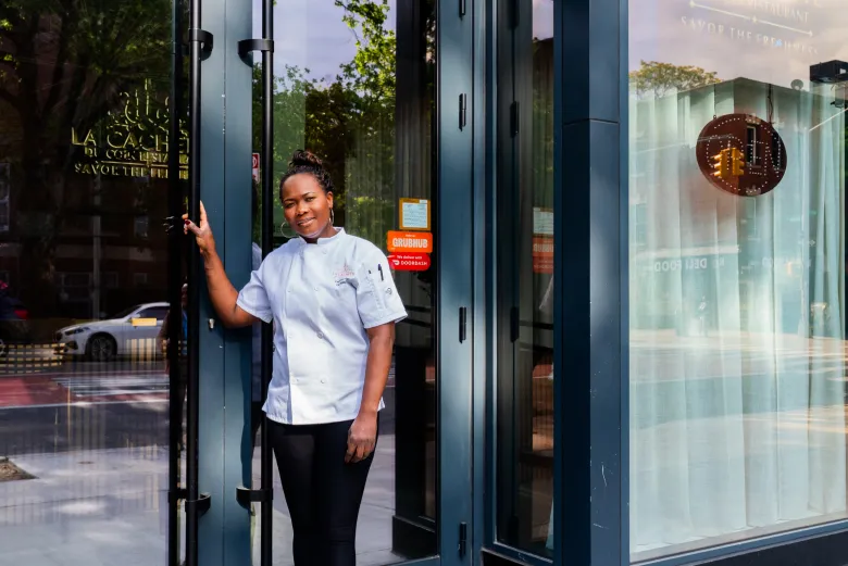 Yon enfliyansè manje a ranmase yon restoran ayisyen nan Brooklyn
