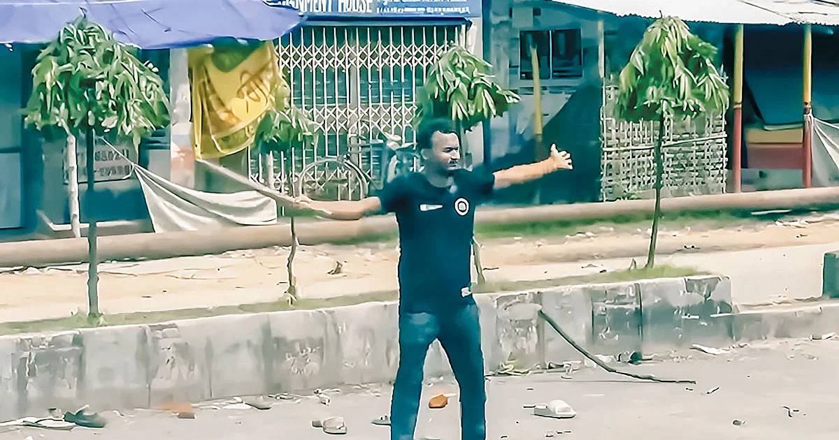 দায়িত্বজ্ঞানহীন আচরণের দায়ে দুই পুলিশ সাময়িক বরখাস্ত