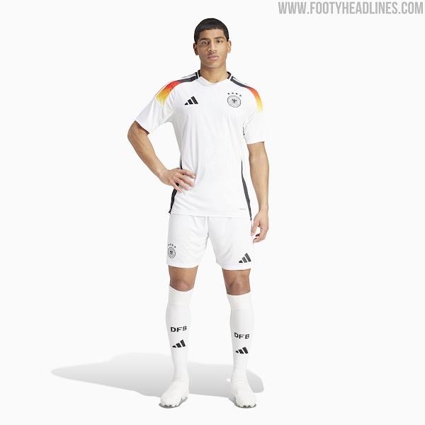 DFB-Heimtrikot mit weißen Hosen und Stutzen