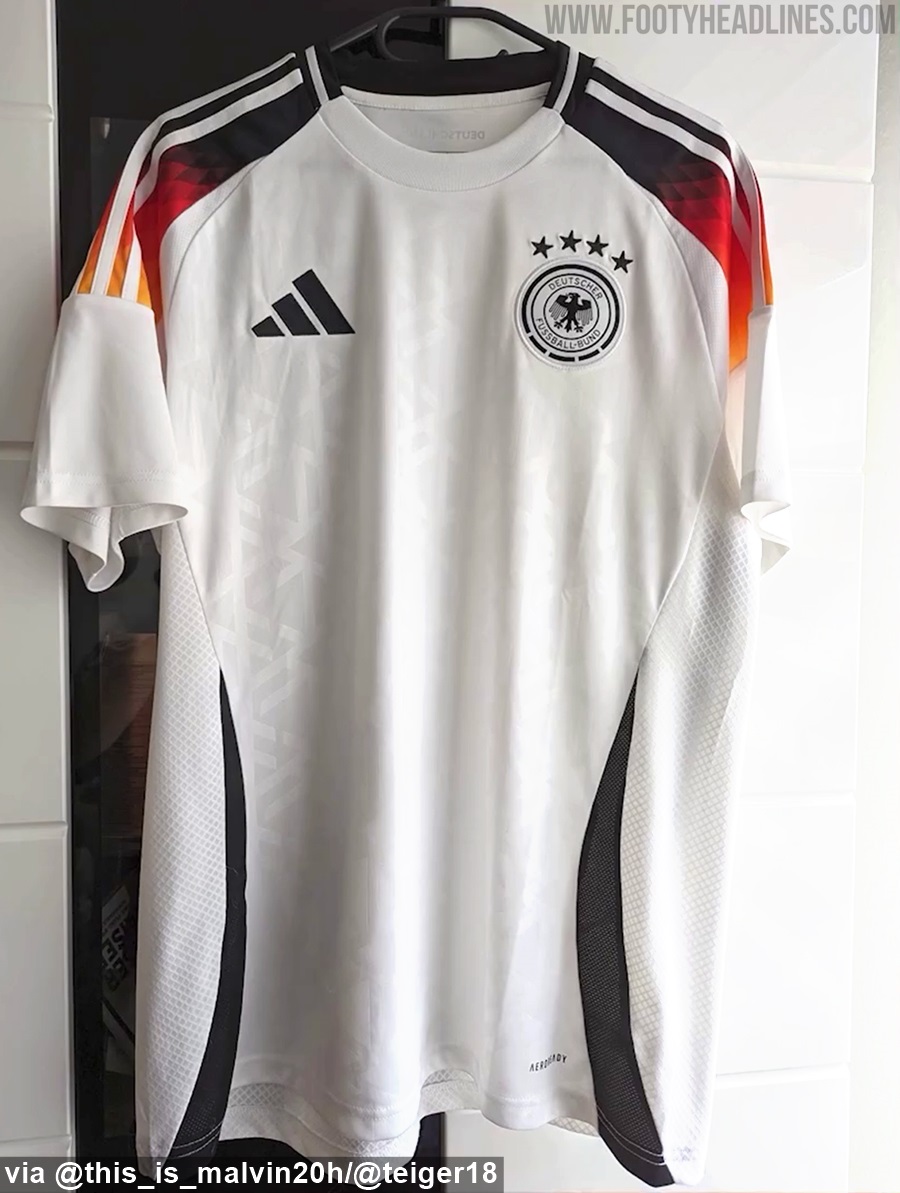 Deutsches Heimtrikot 2024: Schwarz-rot-goldener Farbverlauf an den Schultern und als weitere Besonderheit: Der Trikotstoff ist mit dem DFB Logo perforiert.