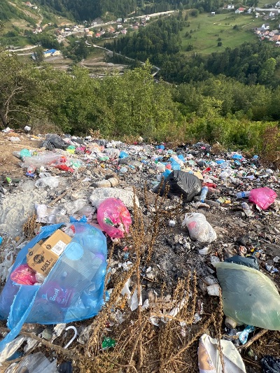 Divlja deponija pored puta