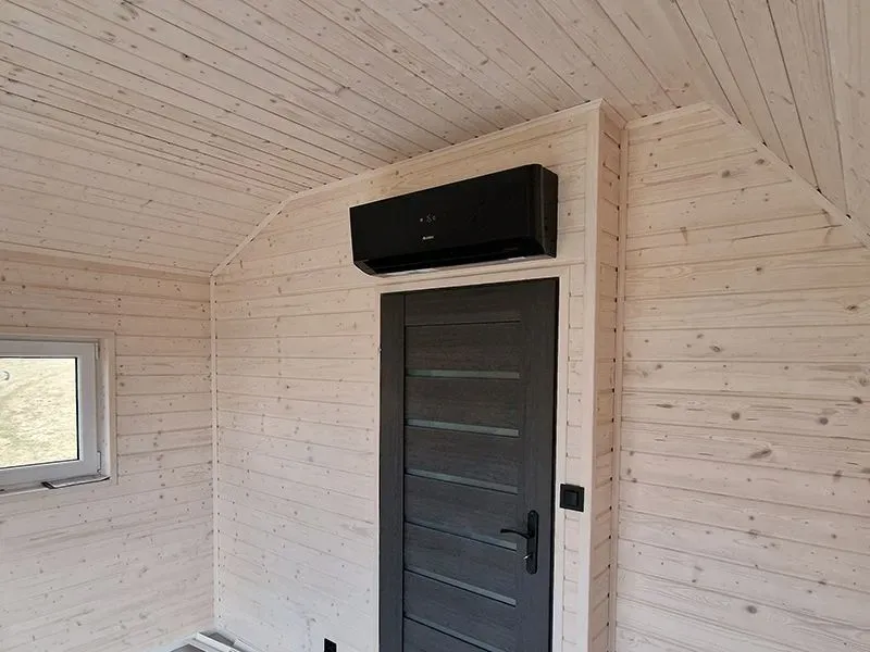 klimatyzator w drewnianym domku