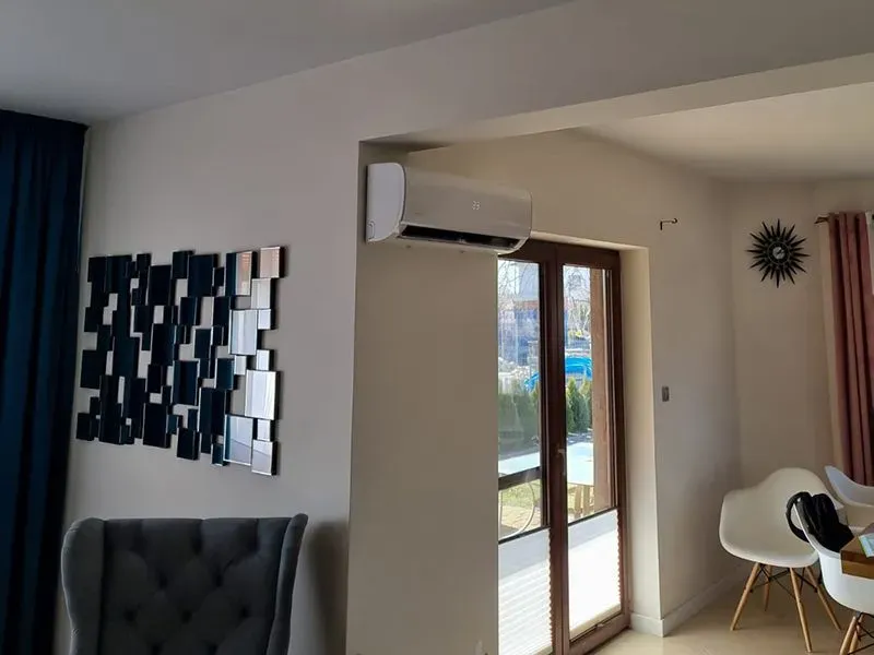 klimatyzator we wnece drzwiowej