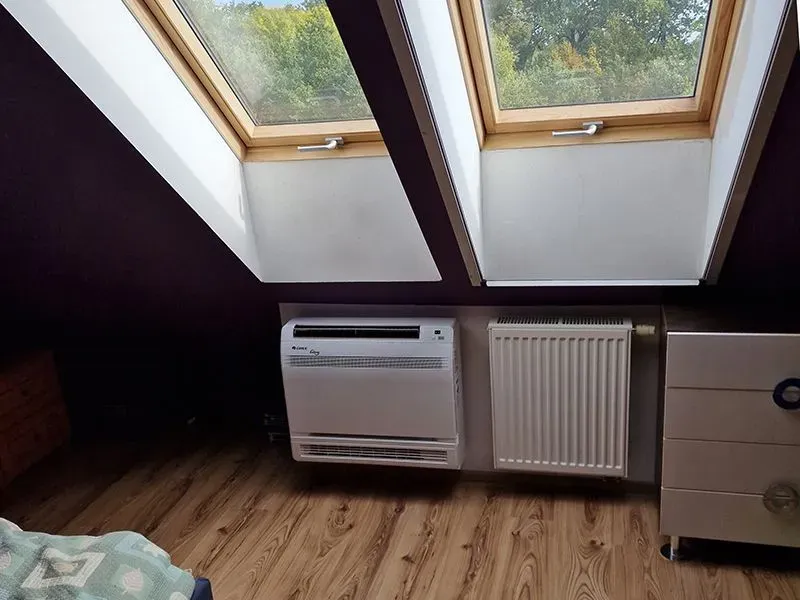 umiejscowienie klimatyzatora pod oknem