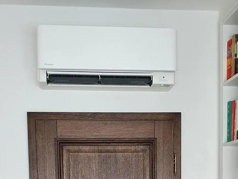 klimatyzacja nad drzwiami