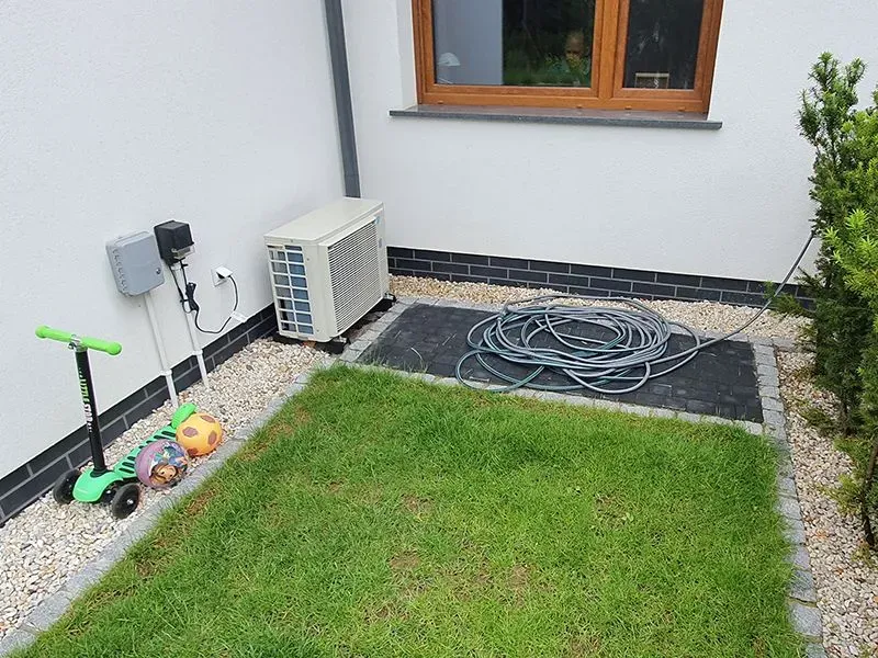 klimatyzacja na chodniku