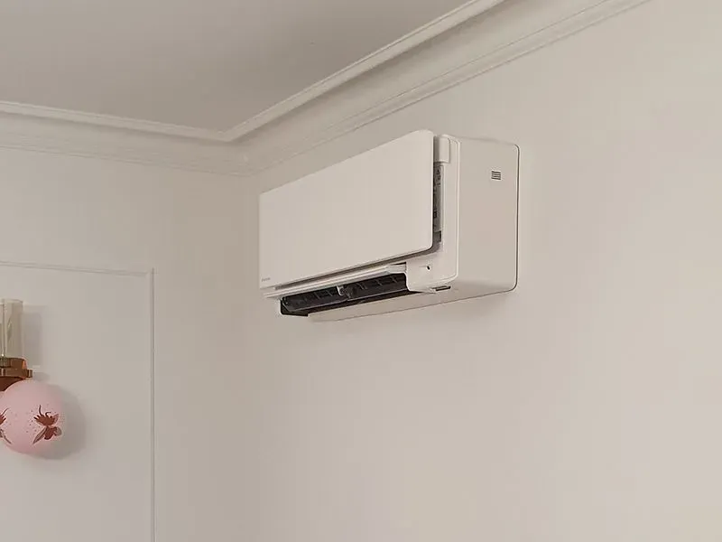 klimatyzator bialy biala sciana