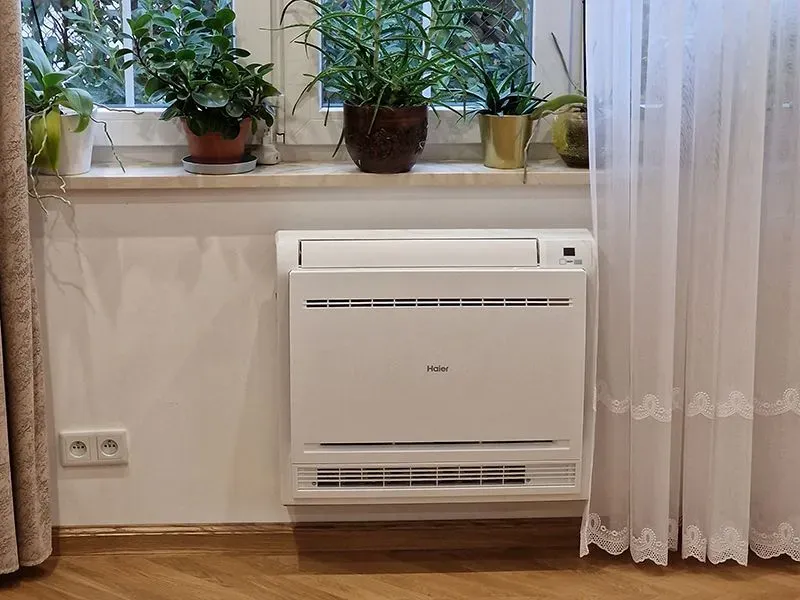 klimatyzator pod parapetem