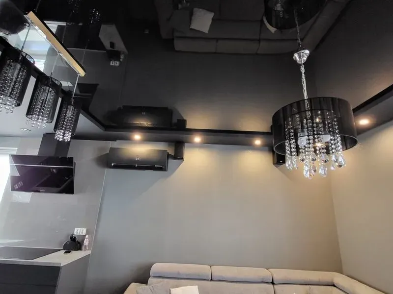 montaz klimatyzacji w salonie pod sufitem