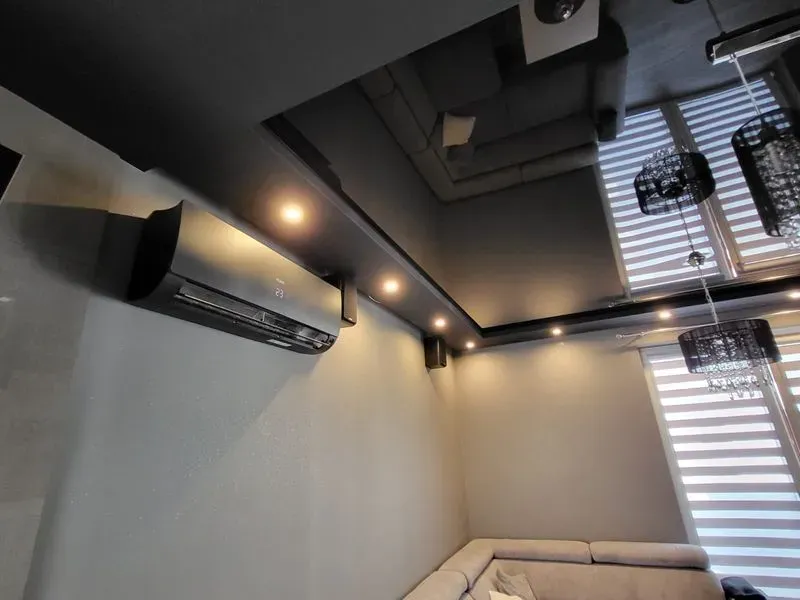 montaz klimatyzacji w salonie pod sufitem2