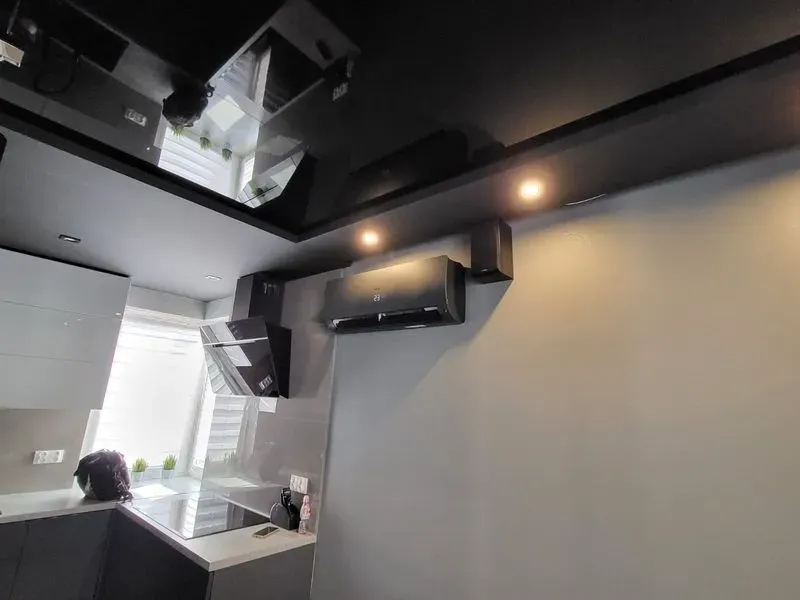 montaz klimatyzacji w salonie pod sufitem3