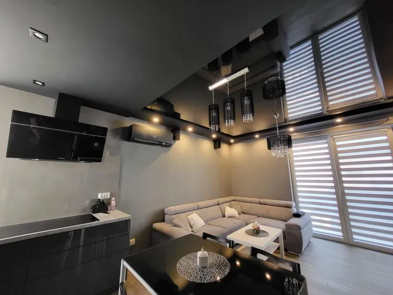 montaz klimatyzacji w salonie pod sufitem4