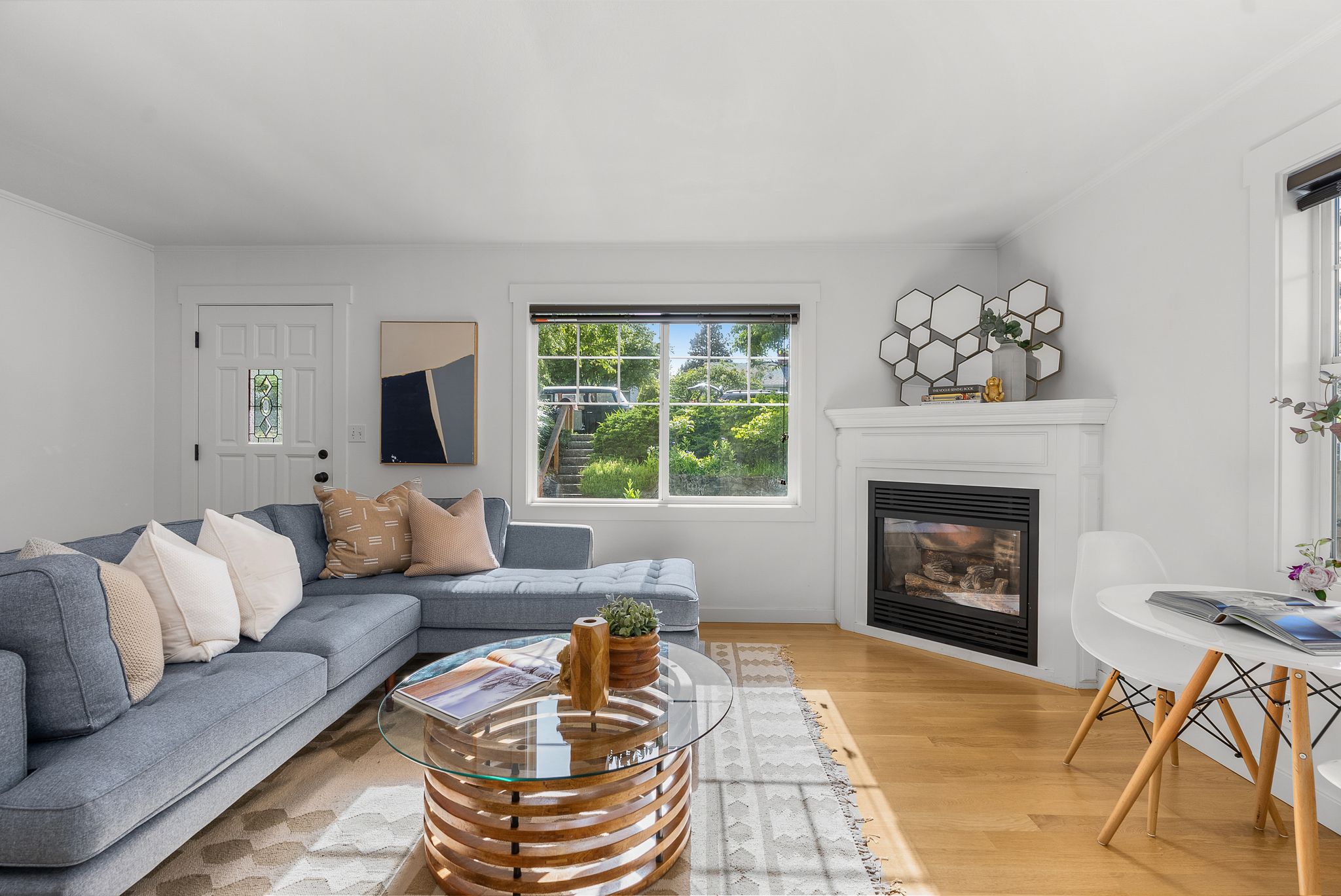 Spacious great room for living and dining - oak hardwood throughout!