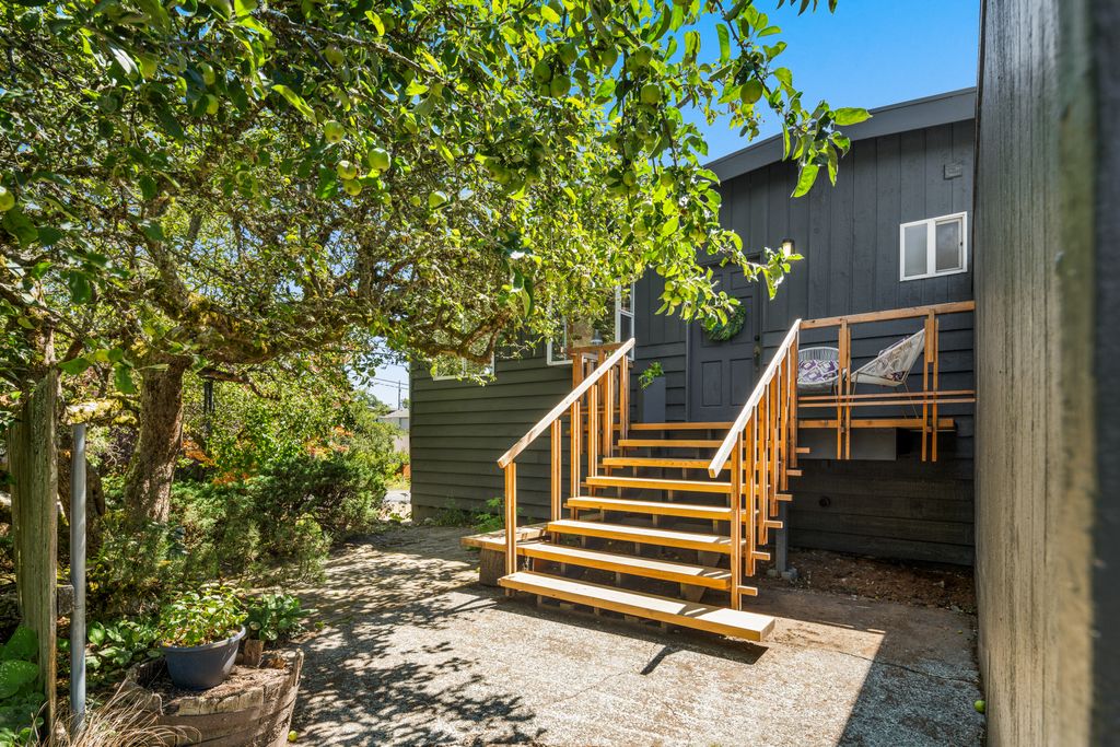 2103 SW 110th St Seattle, WA-3