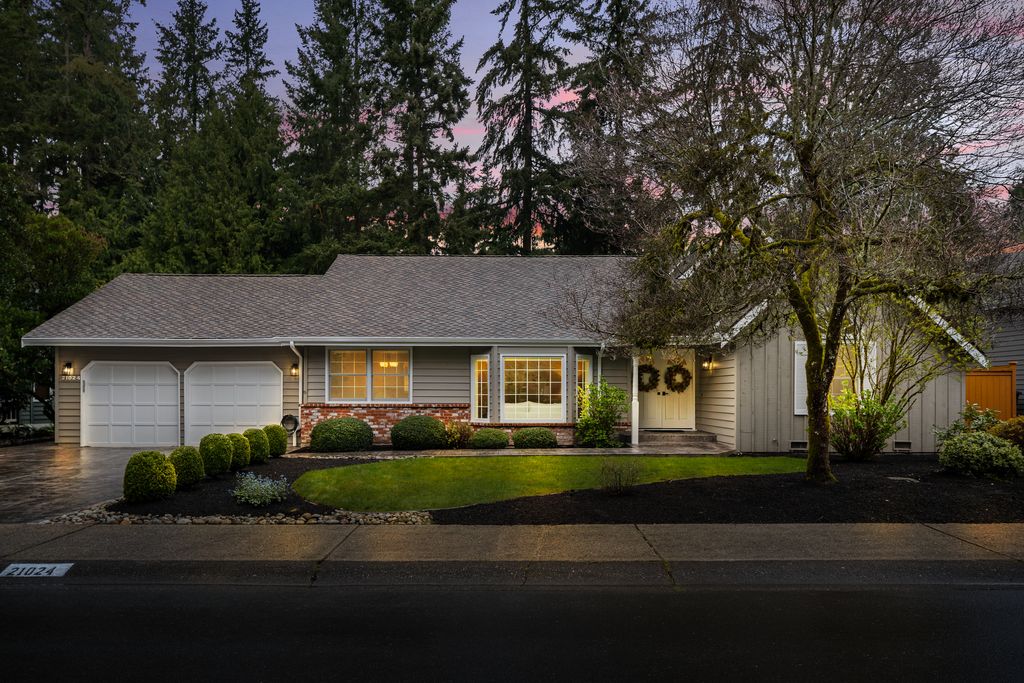 Welcome to this lovely 3BR, 2.5 BA home at the North end of the Sammamish Plateau!
