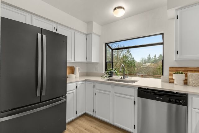 New appliances (2022-2023) and garden window that looks out on greenbelt